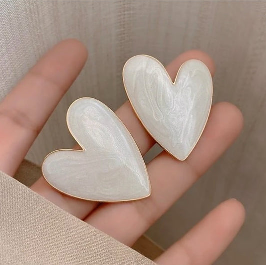 Aretes blancos en forma de corazón