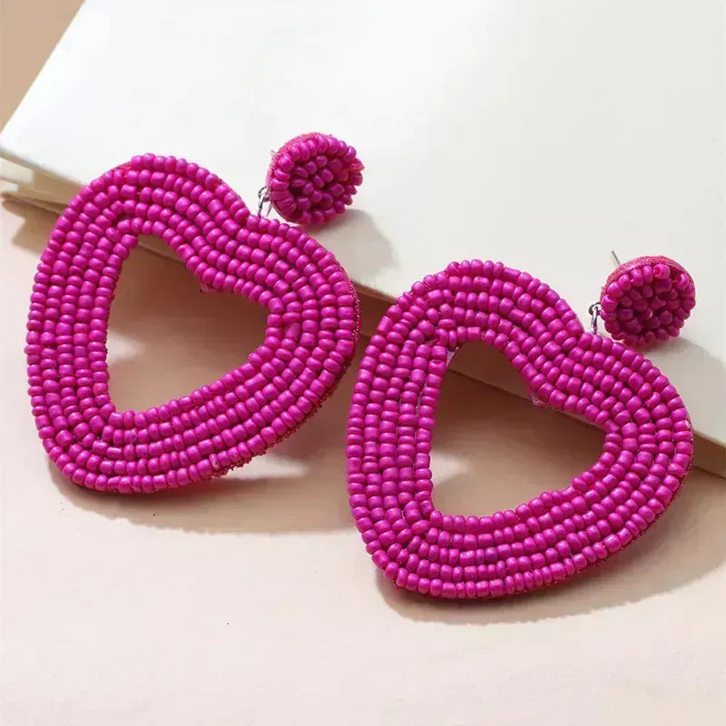 Aretes de chaquira en forma de corazón.