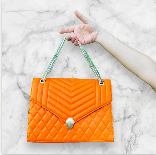 Bolsa naranja con cadena