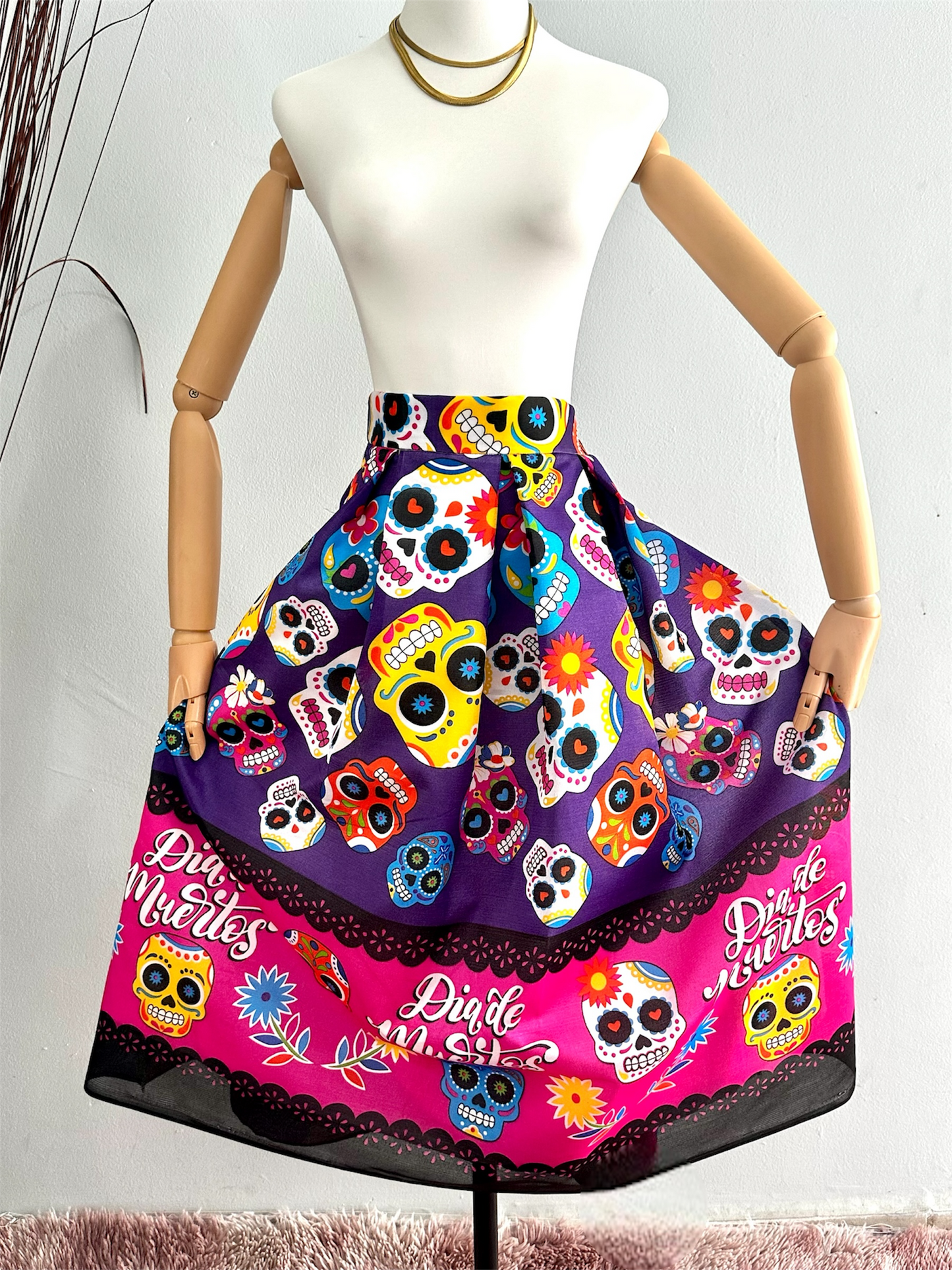 Falda midi de calaveras