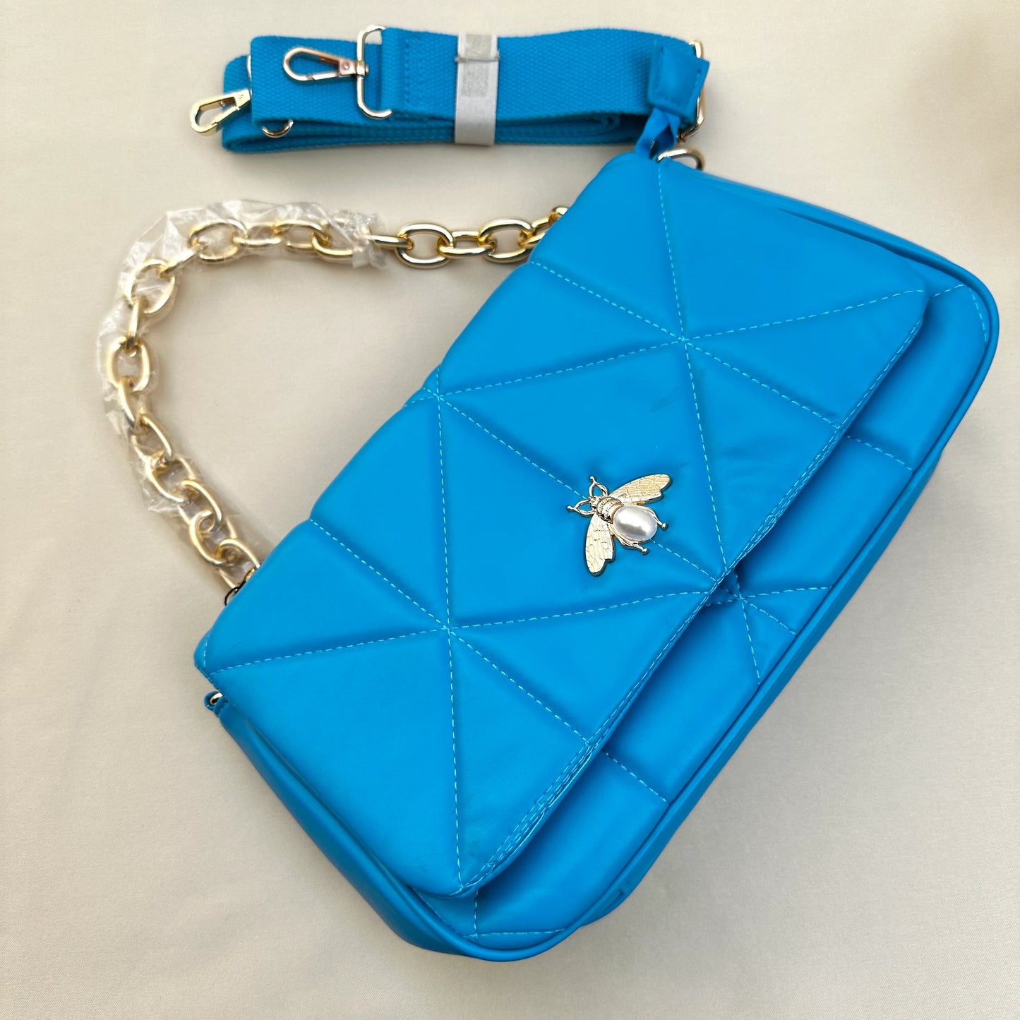 Bolsa celeste con cadena