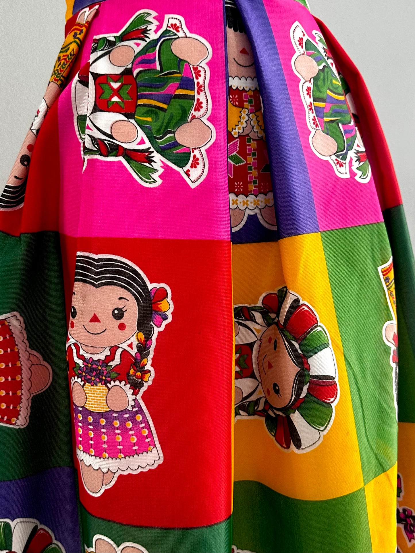 Falda midi con diseño de muñeca Lele