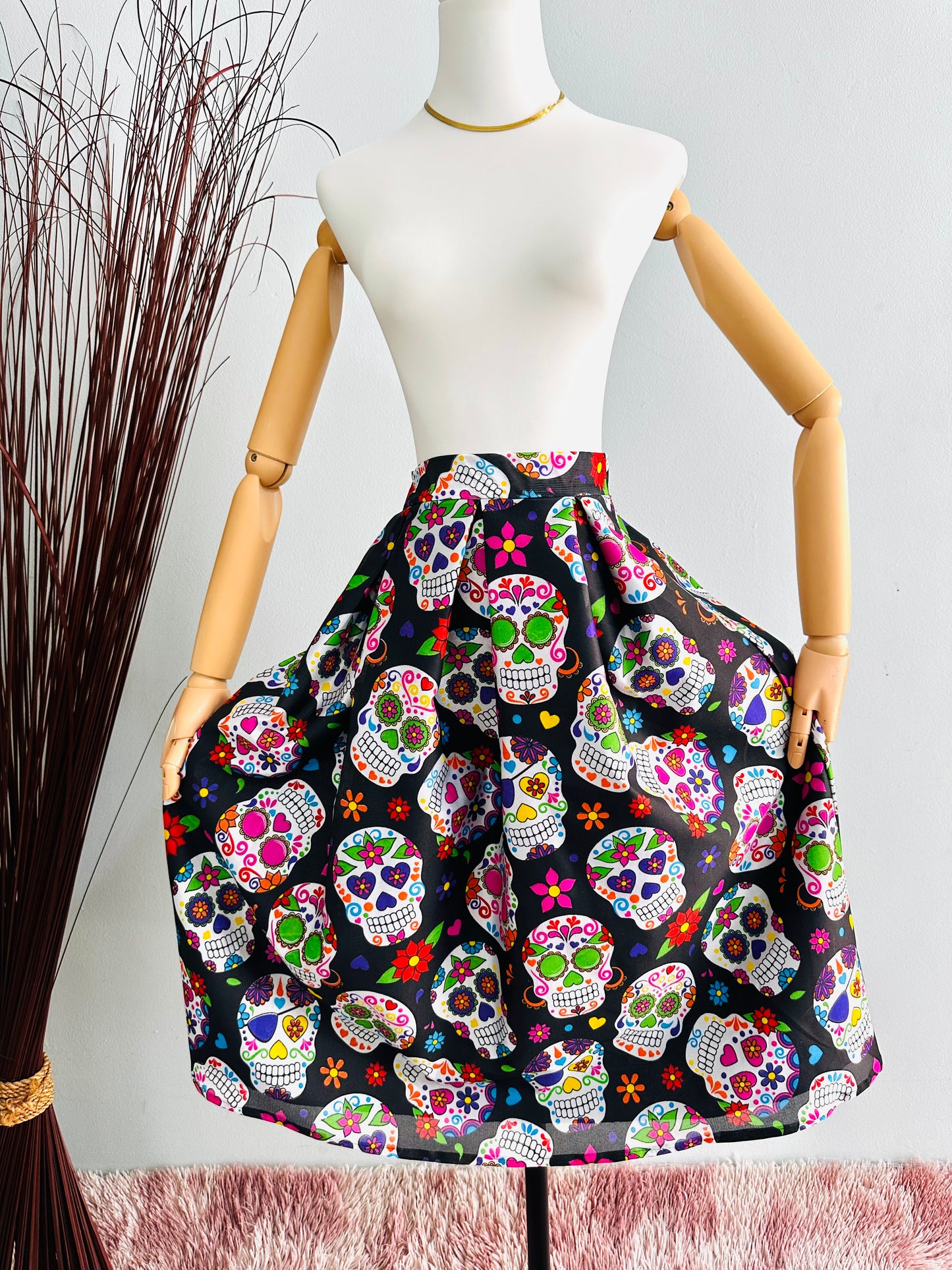 Falda midi de calaveras