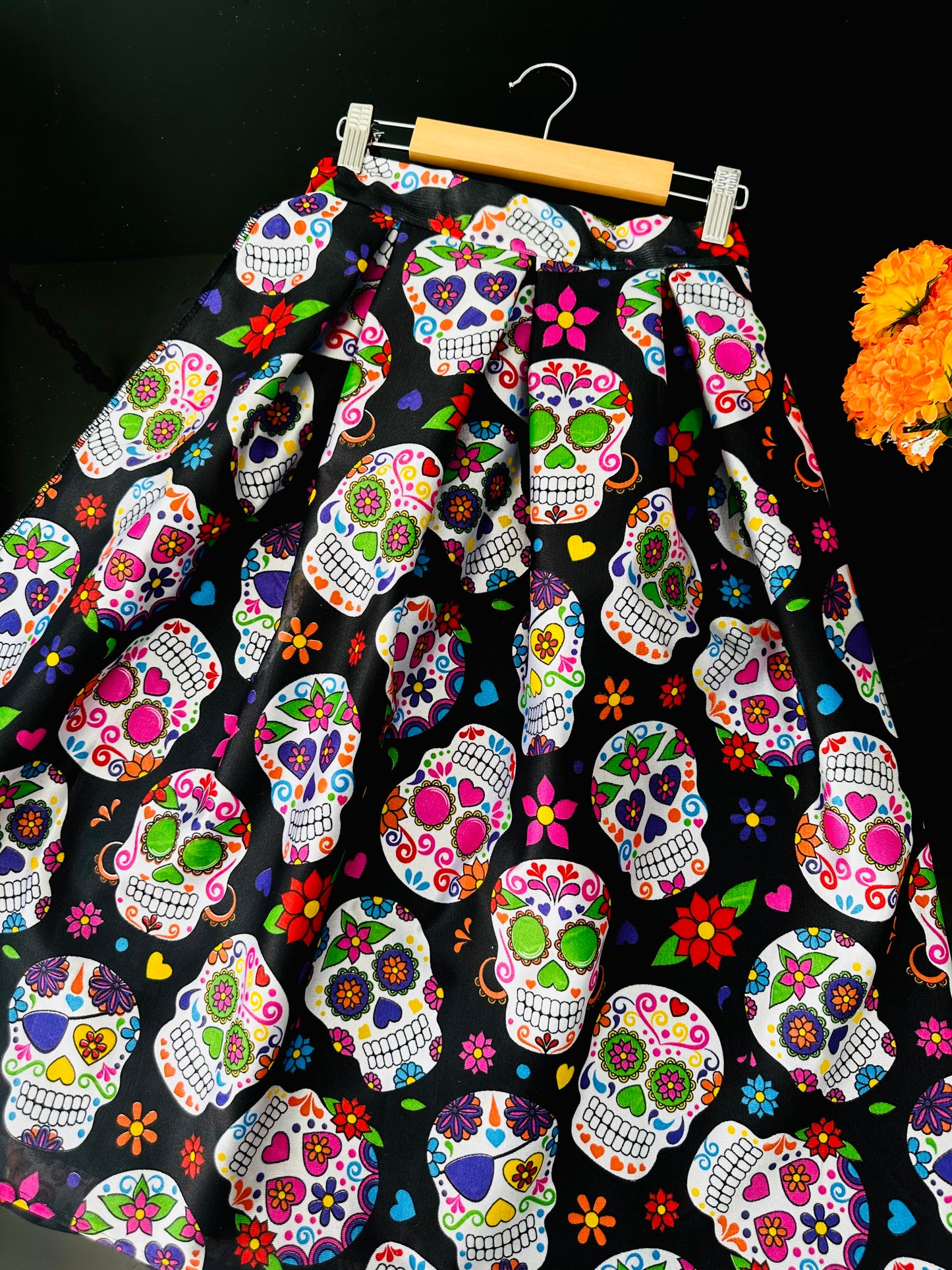 Falda midi de calaveras