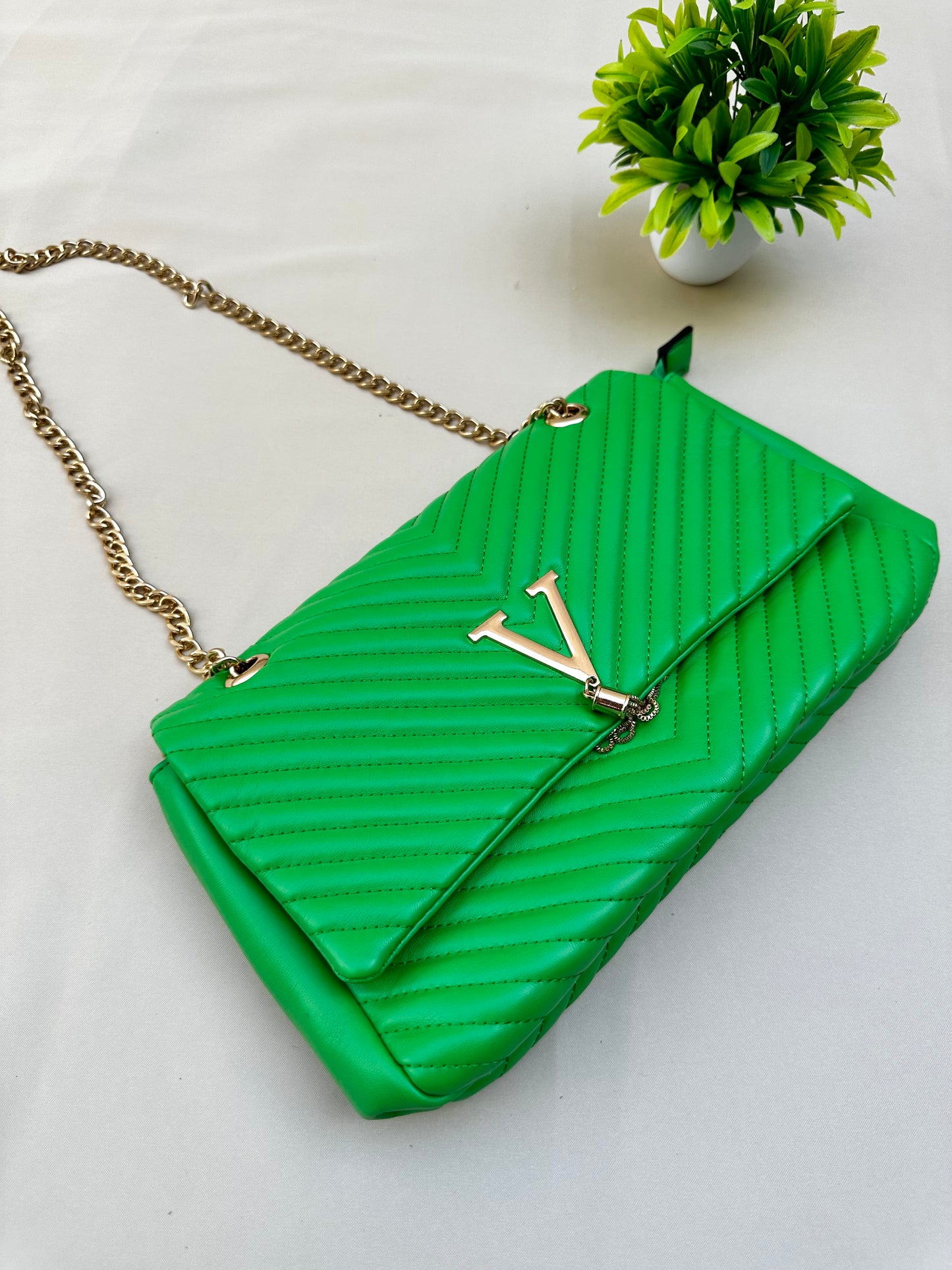 Bolsa verde con cadena