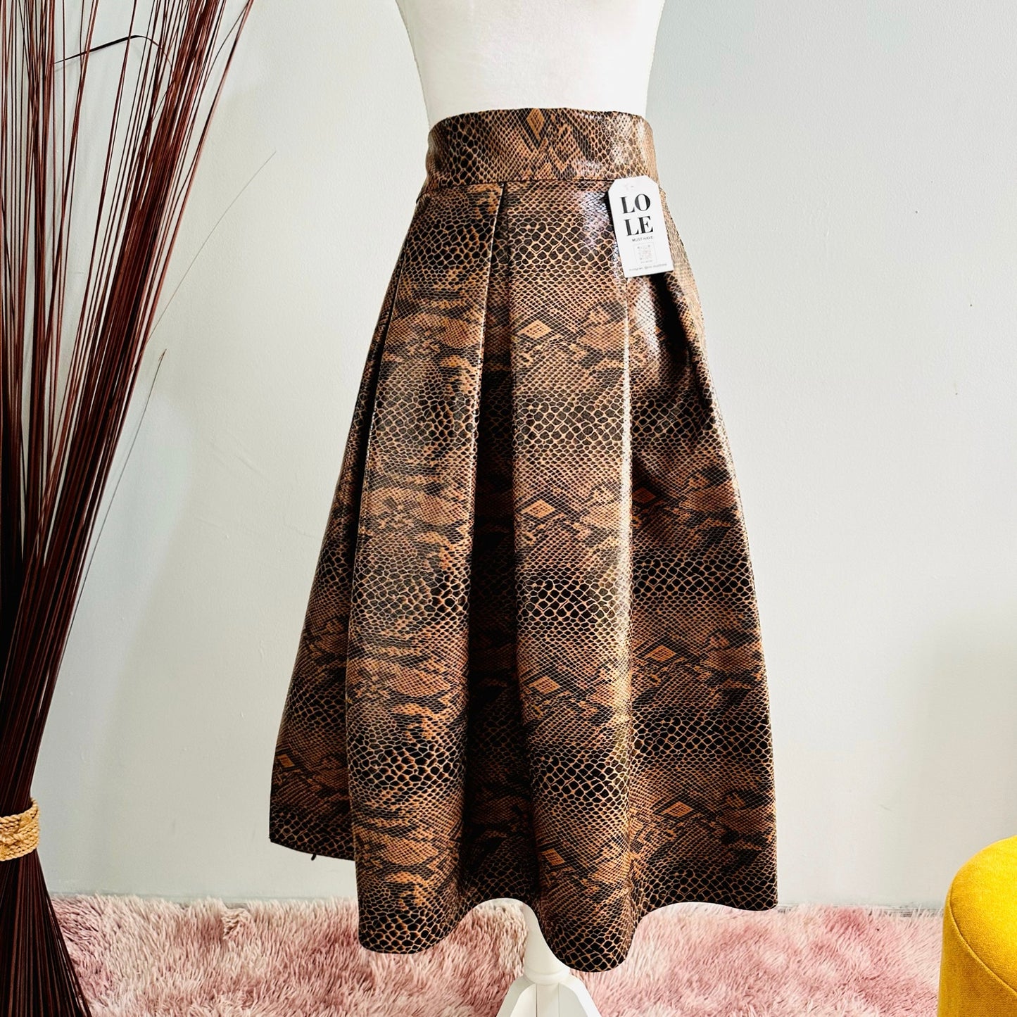 Falda midi print en vinipiel