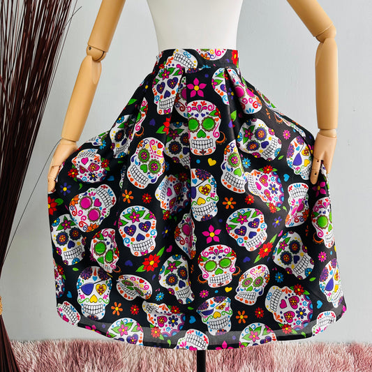 Falda midi de calaveras