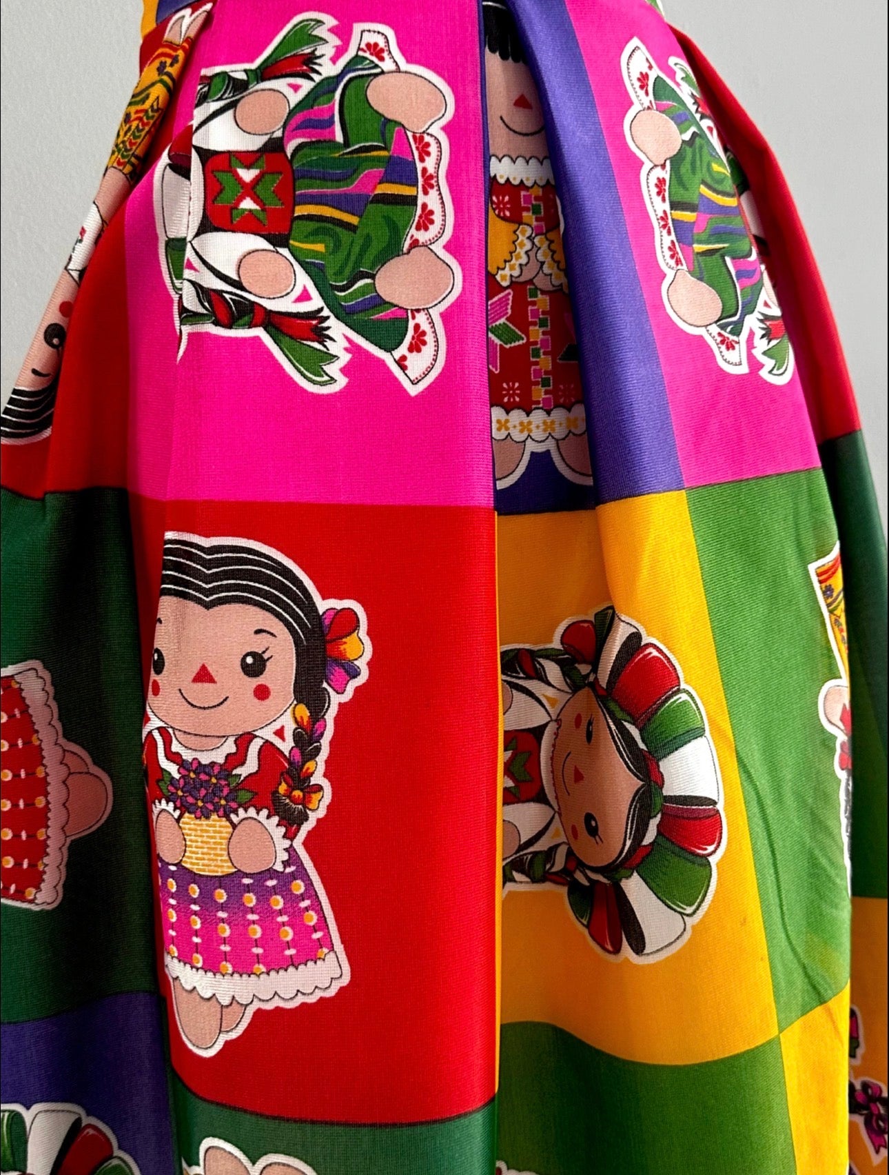 Falda midi con diseño de muñeca Lele