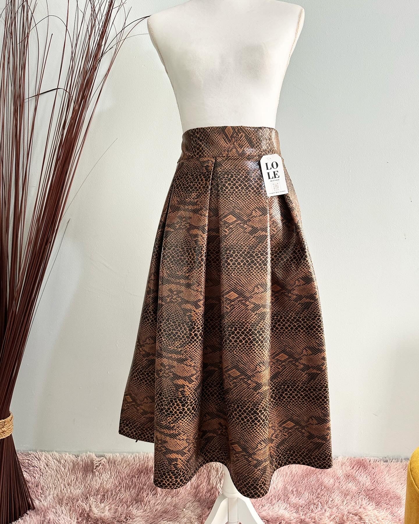 Falda midi print en vinipiel