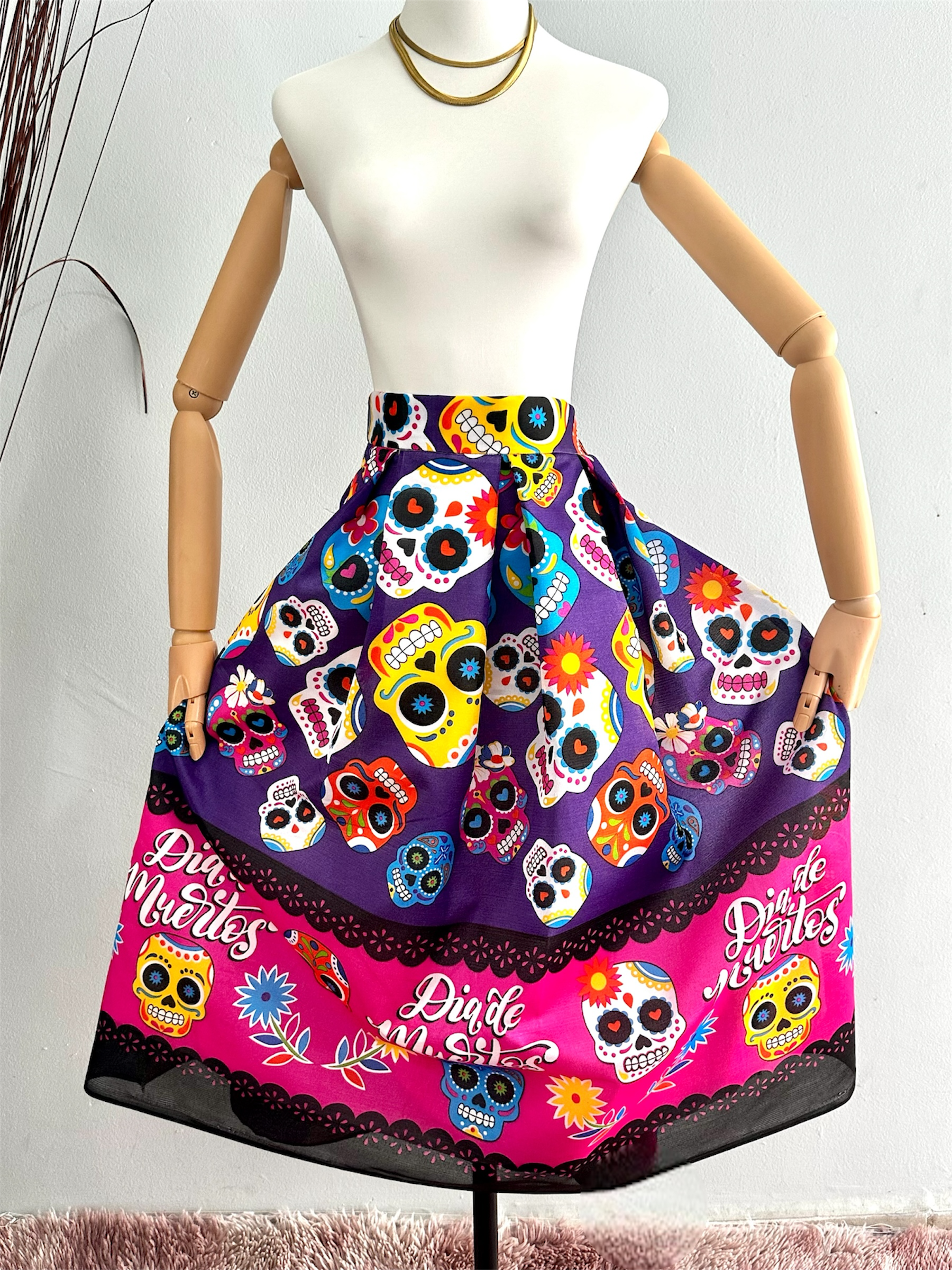 Falda midi de calaveras