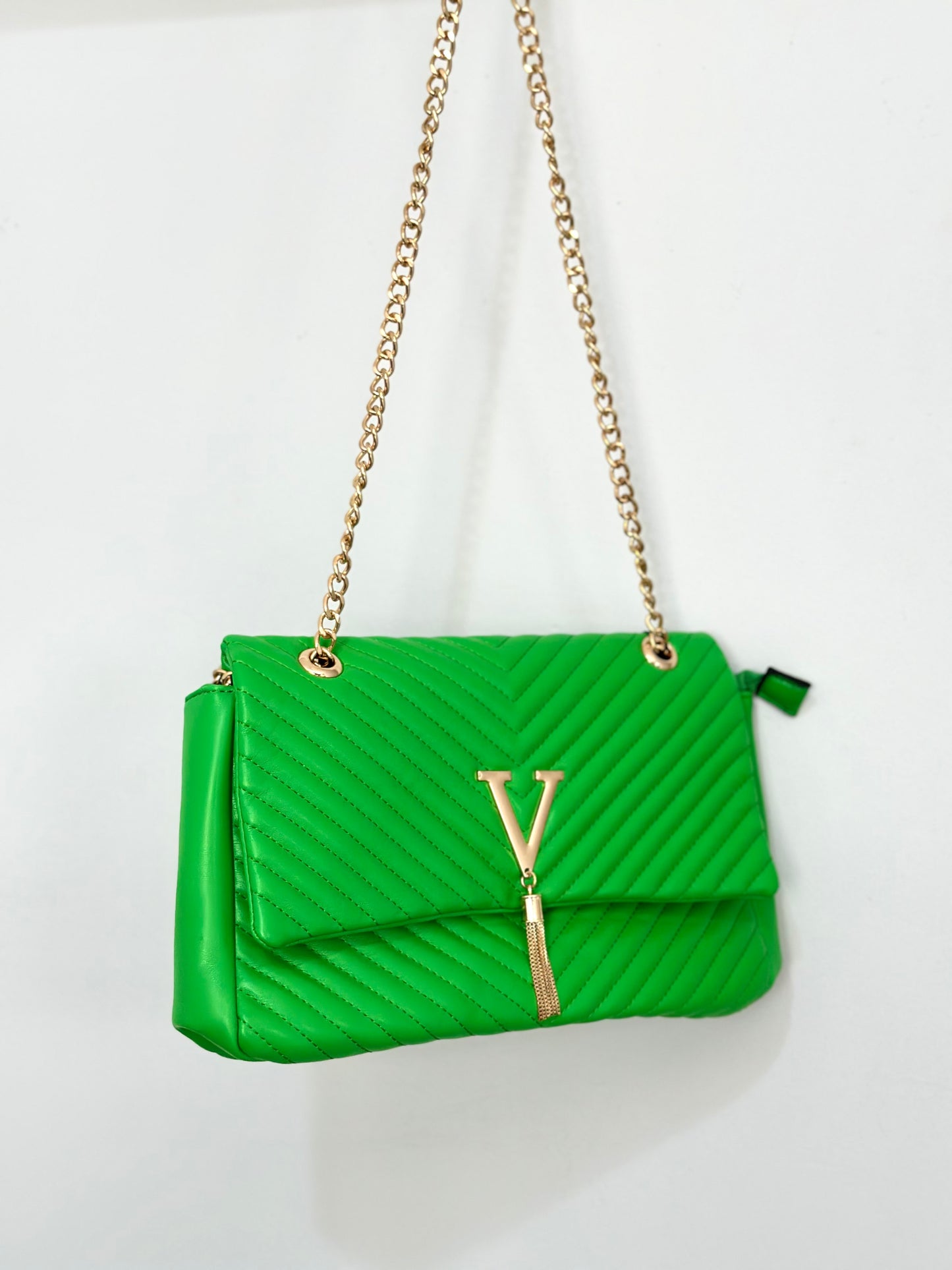 Bolsa verde con cadena