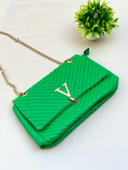 Bolsa verde con cadena